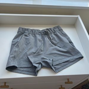Lululemon shorts size 6 On The Fly